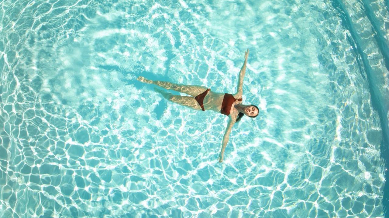 Secrets Lanzarote Resort & Spa - Adults Only Puerto Calero Exteriér fotografie A woman floating in a swimming pool