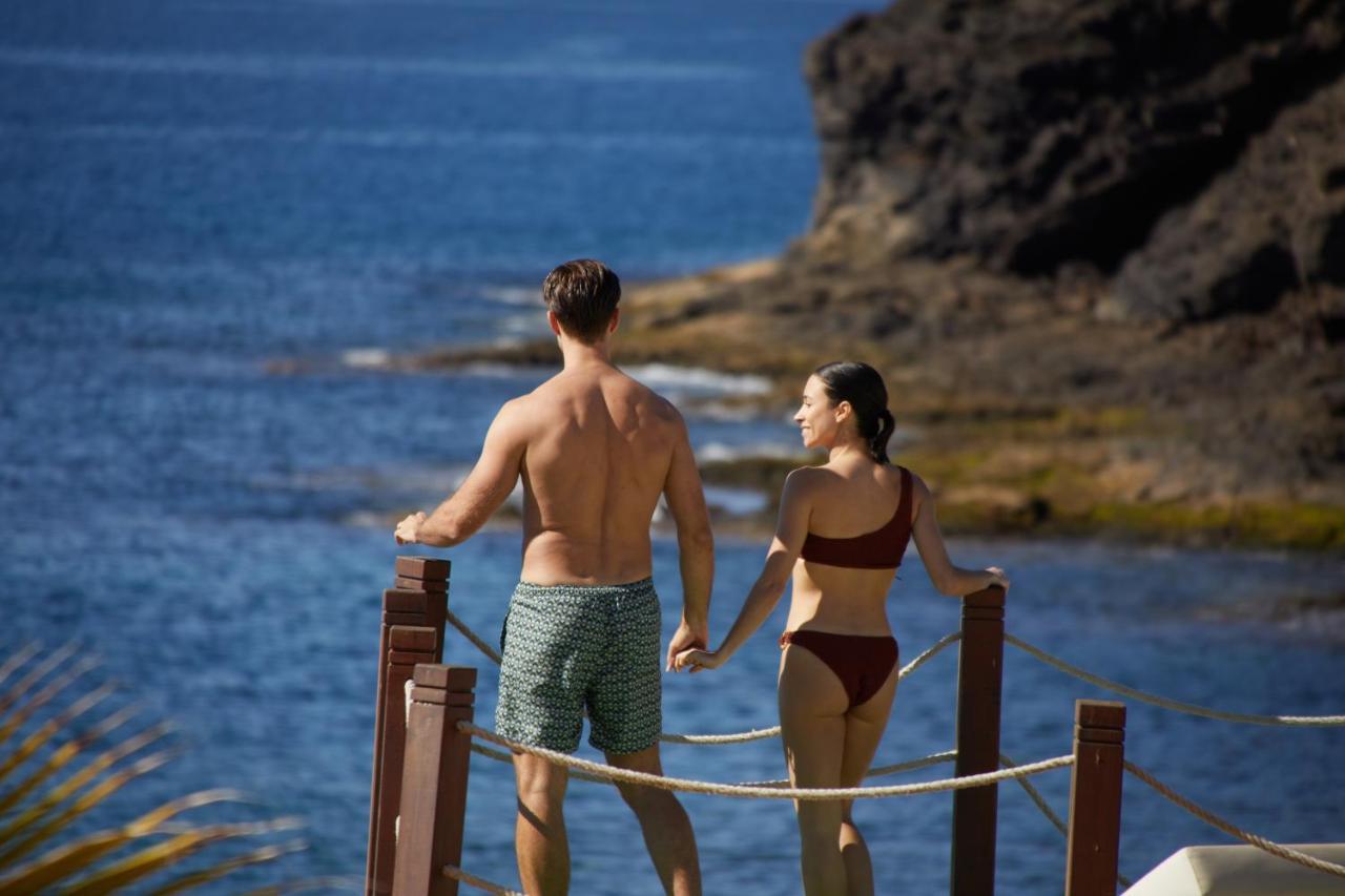 Secrets Lanzarote Resort & Spa - Adults Only Puerto Calero Exteriér fotografie A couple at the resort