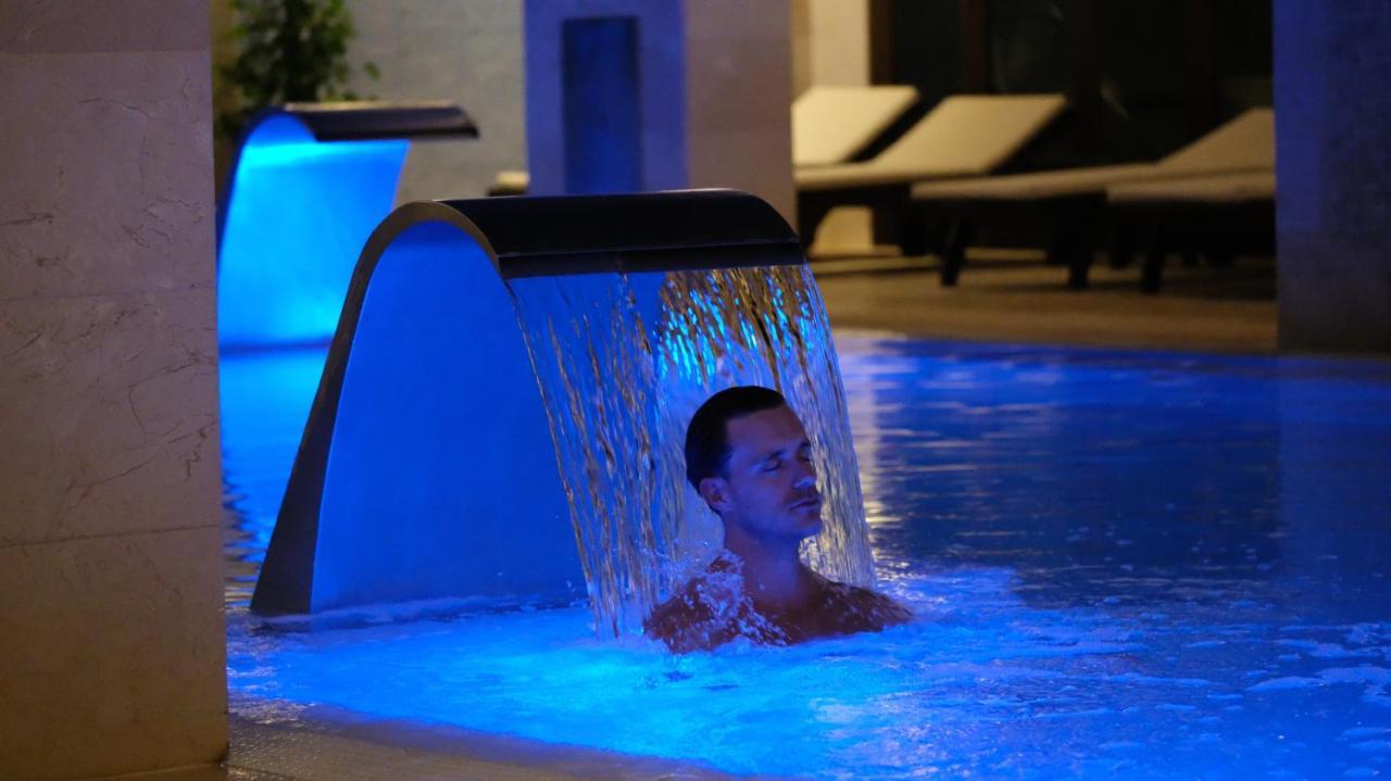 Secrets Lanzarote Resort & Spa - Adults Only Puerto Calero Exteriér fotografie A man relaxing in a spa