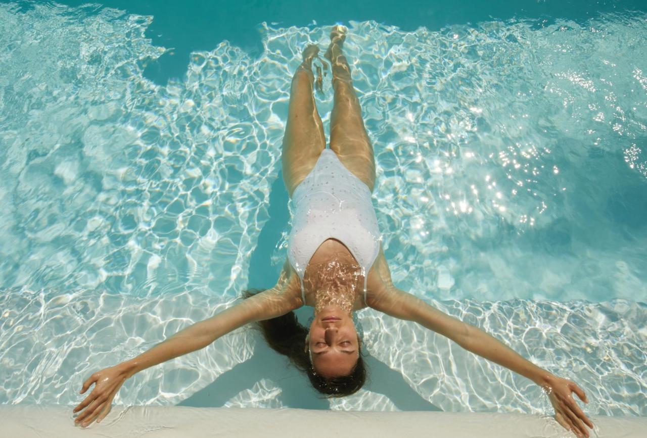 Secrets Lanzarote Resort & Spa - Adults Only Puerto Calero Exteriér fotografie A woman floating in water