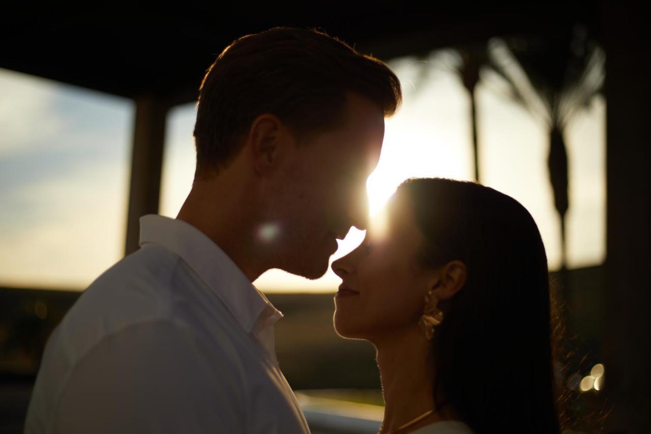 Secrets Lanzarote Resort & Spa - Adults Only Puerto Calero Exteriér fotografie A couple in love