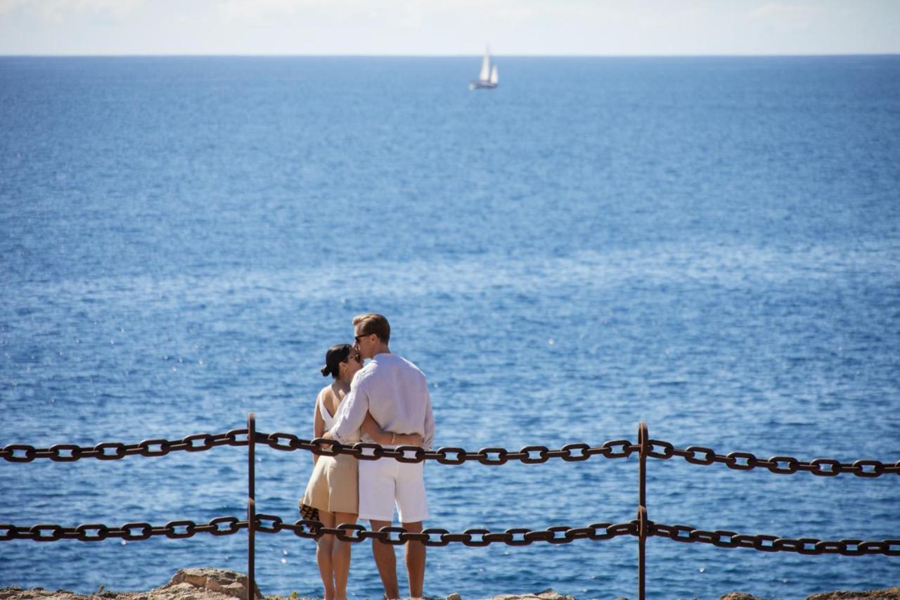Secrets Lanzarote Resort & Spa - Adults Only Puerto Calero Exteriér fotografie A couple in Saint-Tropez